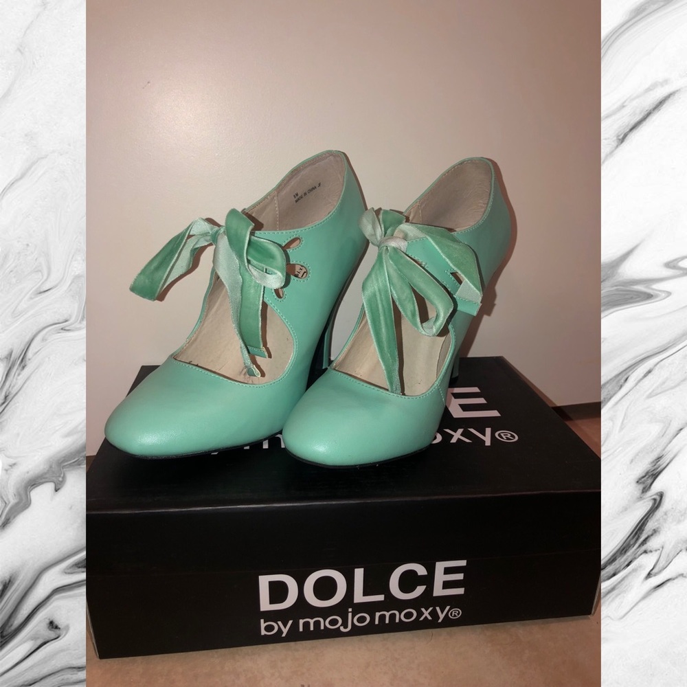 Mint pumps with bow